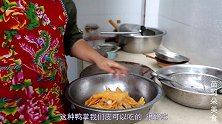 苗大姐做麻辣鸭掌，啃了一只又一只，大盆慢慢啃完