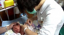 刚出生的宝宝打针，小嗓门真响亮！