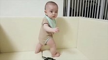 小宝宝扶着床围学走路，差点摔下去的画面太逗了！真可爱！