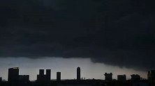 广州上演气象“大片”！雷雨大风齐至 天空黑云滚滚白昼如夜