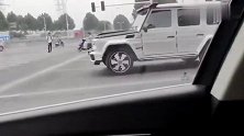 等红灯看到一辆奔驰大G”神操作“，看起来好费轮胎！
