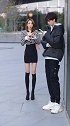 当一个男孩看着一个女孩时，他是先看她的身材还是她的美貌