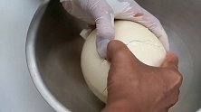 大厨煎鸵鸟蛋，跟鸡蛋有什么区别吗，没有吃过！