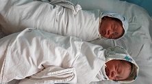 刚出生的双胞胎被包成这样，乖巧得就像2个假娃娃，萌爆了