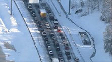 暴风雪袭击美国东南部 数百辆汽车被困整夜