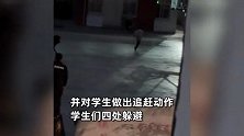 “疯牛”闯入校园疯狂追逐学生，警车果断出击：以为要击毙，没想到这么直接