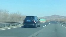 高速路上，看到一辆劳斯莱斯越野车，这不就是移动的九百万吗？