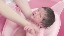 月子中心护士给新生宝宝洗澡，快来看看跟医院比有哪些不同！