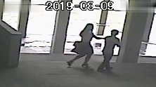 杭州一男子将手机伸进女子裙底 碰到大腿当场被捉