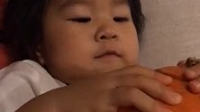 爸爸出差，抱着爸爸做的南瓜灯，一直在问爸爸什么时候回来