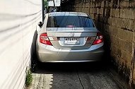 泰国一名女司机每天开车穿过不到两米宽狭窄小巷 从未剐蹭
