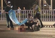 惨烈！广西一电动车和宝马相撞1死1伤 行人自发疏导交通