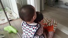 双胞胎宝宝抢玩具，本以为会势均力敌，结果还是哥哥厉害！