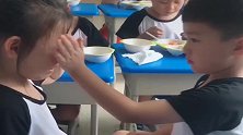 小姑娘想妈妈了，同桌小暖男把老师都暖哭了