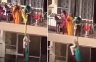 印度一妇女用纱丽吊着儿子从10楼下到9楼取回掉落的衣服
