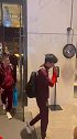 国足抵达酒店 球迷高喊：颜骏凌一门！大雷七喜好不好喝？