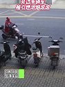 上海宝山：路边电动车突然爆炸起火，旁边多辆车被引燃浓烟滚滚
