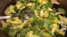 其实食材和人一样，稍微花点心思就很美！西蓝花炒虾仁了解一下～