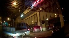 中国台湾：场面惊险！毒贩拒捕遭包夹 猛踩油门冲撞警车