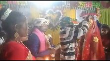 印度：新娘前男友闯入婚礼搅局 现场一片混乱
