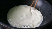 把2袋牛奶倒入锅中，筷子一搅，出锅外脆里软，连吃一周都不腻