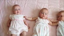 好可爱的三胞胎，5个月大的蓝眸小宝宝躺成一排，太像洋娃娃了
