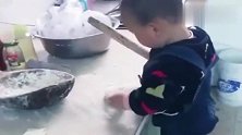 萌娃自己动手丰衣足食，宝宝，妈妈看好你