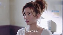 小伙和美女邻居在走廊斗嘴，谁知老爸就在猫眼里偷看，心里乐坏了