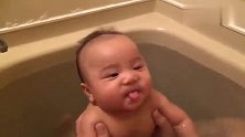 3个月大的婴儿洗澡时和妈妈这样玩，太可爱了，宝宝笑得好开心！