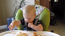 意大利面也能被宝宝当成玩具，玩过之后再开吃，味道好像更美！