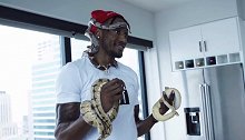 怕蛇勿入！NBA球员考文顿徒手抓出自己养的蟒蛇一起拍写真