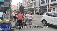 广东东莞：实拍长安乌沙小厂下班的场景，工厂的打工妹笑得很开心