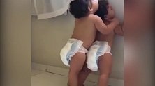 两个宝宝玩的好开心呀！宝宝笑起来，不自觉的也想跟着他笑！