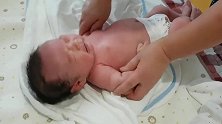 刚洗完澡的小婴儿，这肉肉的小模样太养眼了，好可爱的娃！