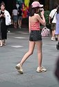街拍：粉色棒球帽女孩抹胸装T恤向摄影镜头挥手互动感十足