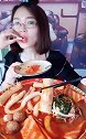 小姐姐最爱吃麻辣烫，里面还放了各种各样的菜，看的我胃口大开呀