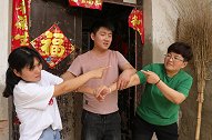 农村大妈爱占小便宜，把玉米种到别人地里，儿子发现后做法解气