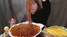 胖大姐吃黑豆面，塞得嘴都嚼不动了，吃得特别起劲
