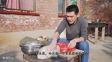 阿远做猪肉粉条，又炖了条清江鱼，猪肉先煮后煸，配上白菜真下饭