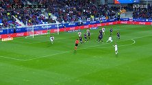第21分钟韦斯卡球员路易斯·阿维拉射门