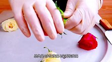 牛人把6朵鲜艳玫瑰花放锅上，一刀铲碎太解压，吃了还想吃！