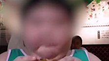 3岁女孩被爸妈喂到70斤当吃播赚钱 平台回应：已封号删视频