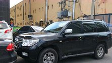 丰田兰德酷路泽违停街头，看到车牌号后，交警表示不太好罚款！