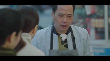 英子妈妈排队买油条，连续问了几个问题，结果把卖油条的气坏了。