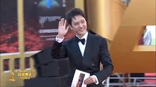 冯绍峰走上金鸡红毯凭借《狼图腾》入围最佳男主角奖