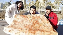 巨型辣片1元一包，小伙竟吃了整整50年，老板亏大了