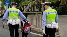 广东东莞：爸妈吵架斗气8岁男孩独自上学迷路，结局很暖