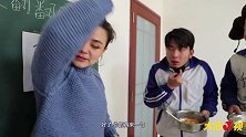 打饭翻翻乐，阿宝巧用排除法翻到神秘大奖，这奖品真奇葩！