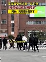 河南郑州：室友脚受伤一起行动动作神同步 ，这到底是谁受伤了