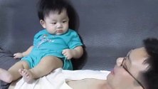 萌宝宝和老爸超甜的相视而笑，这位爸爸此刻真是高兴极了